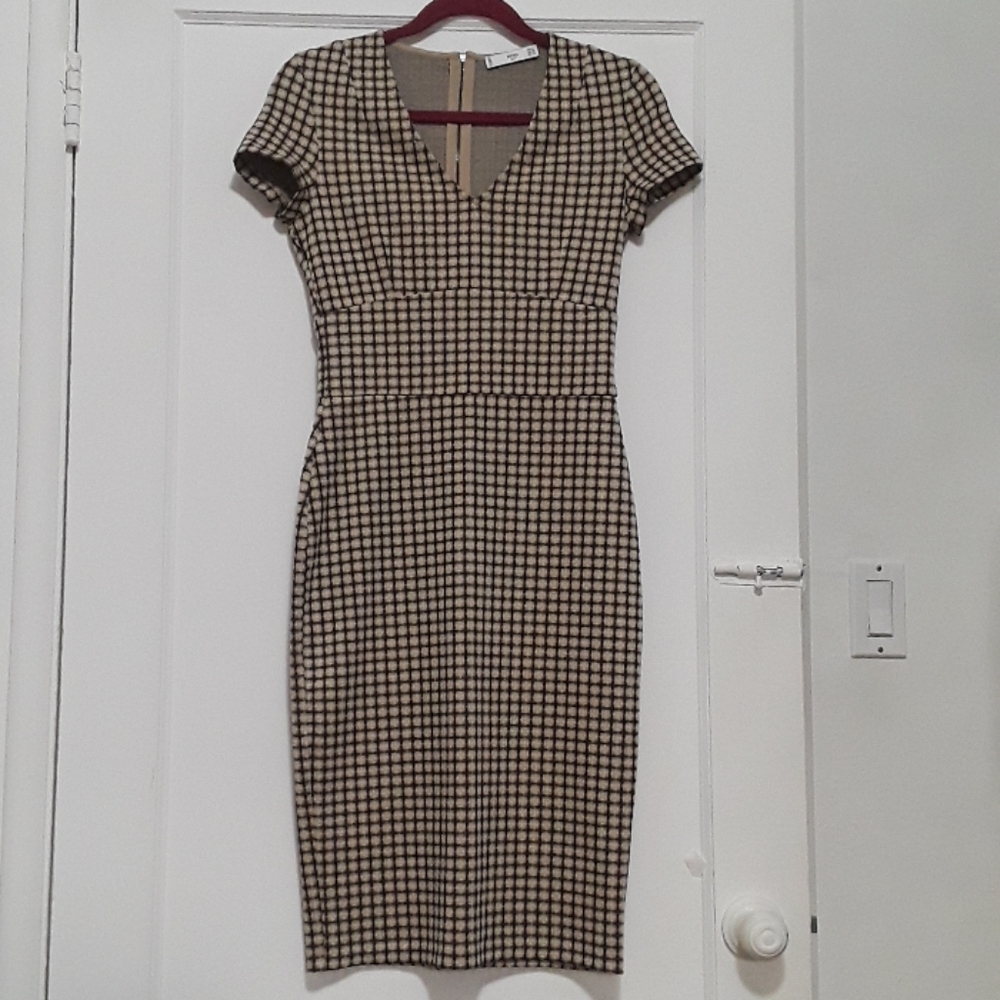 Stretchy, body con dress; back zip, short sleeves